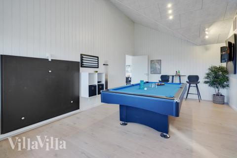 Lyxstuga 511 för 14 personer har ett stort aktivitetsrum med bl.a. biljard och dart