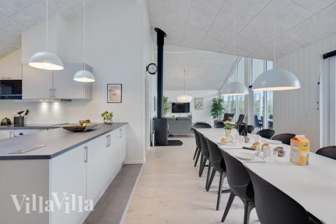 Det stora ljusa vardagsrummet i lyxstuga nr 511 för 14.