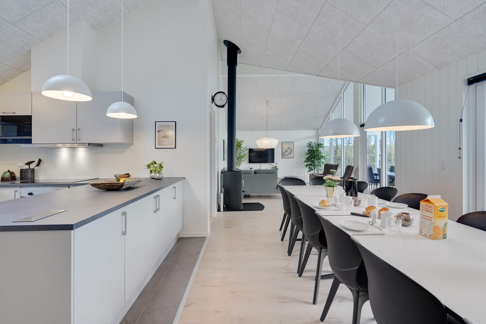 Det stora ljusa vardagsrummet i lyxstuga nr 511 för 14.