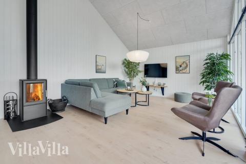 I soffhörnan i lyxstuga 511 i Lolland/Falster/Møn kan ni spela brädspel eller titta på film tillsammans.