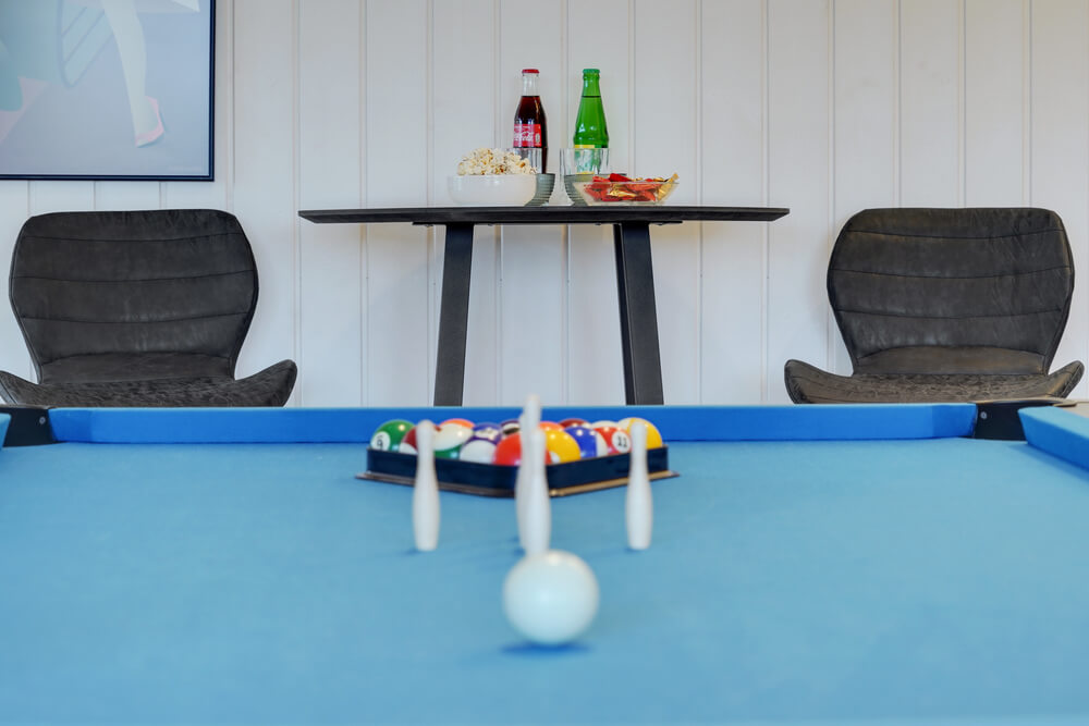 Förutom de många timmar som du kan tillbringa i stugans poolavdelning erbjuder lyxstuga 511 även biljard, bordtennis och dart