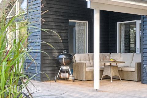 Njut av en grillkväll på terrassen i lyxstuga nr 511 i Lolland/Falster/Møn