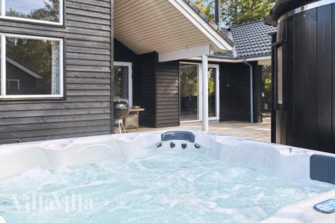 Njut av spabadets värme i lyxstuga nr 511 i Lolland/Falster/Møn