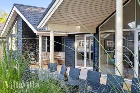 Lyxstuga nr 511 har en härlig terrass med sköna trädgårdsmöbler för 14 personer.