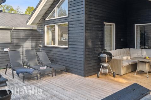 På terrassen i sommarhus nr 511 finns det plats för upp till 14 gäster.