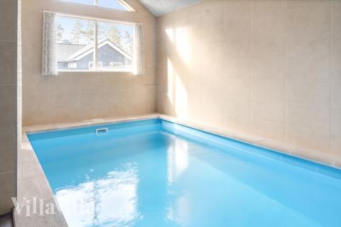 Den härliga poolen i lyxstuga nr 511 för 14 personer