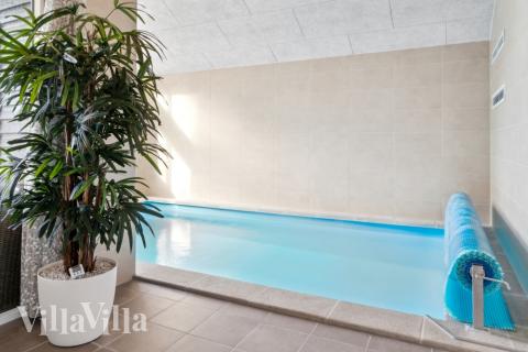 Sommarstuga 511 är inredd med en smakfull poolavdelning som har vattenrutschbana, ett stort inbyggt spapad och bastu