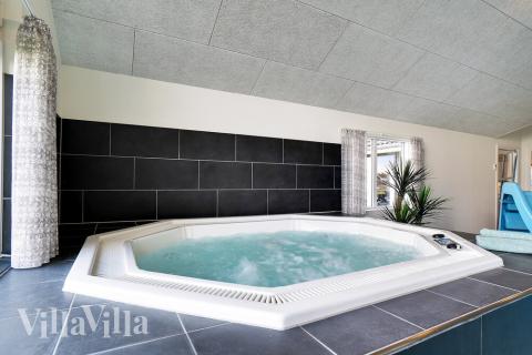 Njut av spabadets värme i lyxstuga nr 491 i Sydjylland