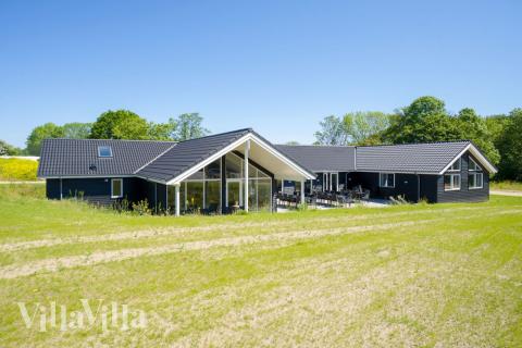 Den praktfulla poolstugan nr 491 med plats för 30 personer ligger i Sydjylland