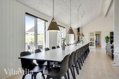 Det stora ljusa vardagsrummet i lyxstuga nr 491 för 30.