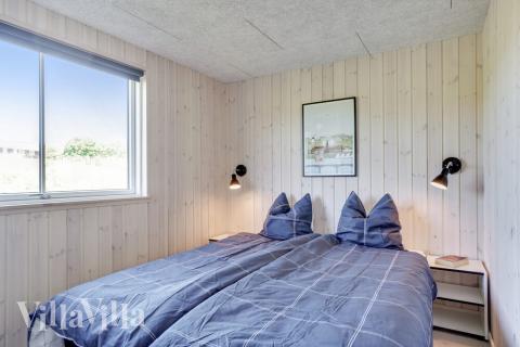 Ett av de 12 utmärkta sovrummen i lyxstuga nr 491 i Sydjylland.