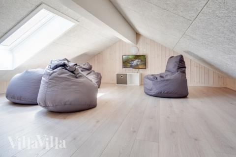 Några av de 30 sovplatserna finns på loftet i lyxstuga nr 491