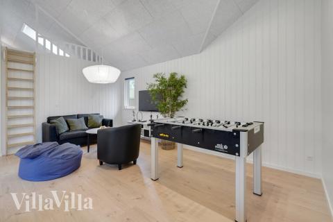 Förutom de många timmar som du kan tillbringa i stugans poolavdelning erbjuder lyxstuga 513 även biljard, bordtennis och dart