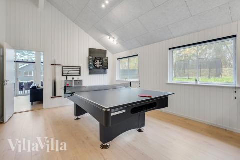 Lyxstuga 513 för 16 personer har ett stort aktivitetsrum med bl.a. biljard och dart