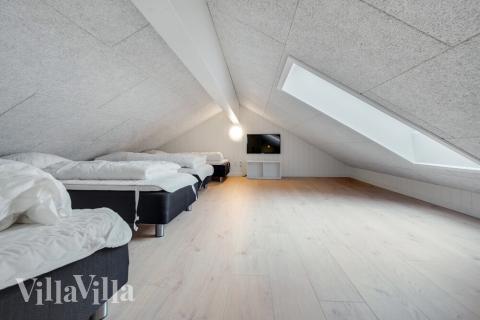 Några av de 16 sovplatserna finns på loftet i lyxstuga nr 513