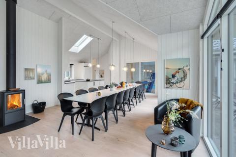 Det stora ljusa vardagsrummet i lyxstuga nr 513 för 16.