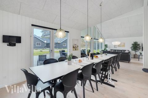 Vardagsrummet i lyxstuga nr. 513 har plats för 16 personer.