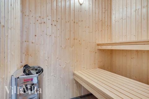 Njut av bastuvärmen i lyxstuga nr 513 för 16 personer