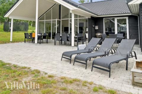 På terrassen i sommarhus nr 513 finns det plats för upp till 16 gäster.