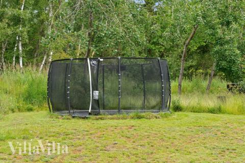 Till den trevliga sommarstugan nr 513 i Lolland/Falster/Møn erbjuds en mängd utomhusaktiviteter, t.ex. lektorn och gungor