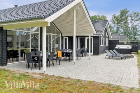 Njut av en grillkväll på terrassen i lyxstuga nr 513 i Lolland/Falster/Møn