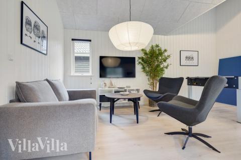 I soffhörnan i lyxstuga 509 i Lolland/Falster/Møn kan ni spela brädspel eller titta på film tillsammans.