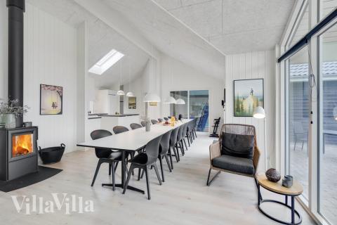 Det stora ljusa vardagsrummet i lyxstuga nr 509 för 16.