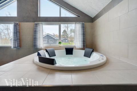 Njut av spabadets värme i lyxstuga nr 509 i Lolland/Falster/Møn