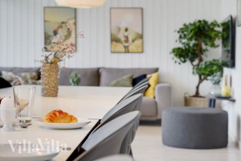 Vardagsrummet i lyxstuga nr. 509 har plats för 16 personer.