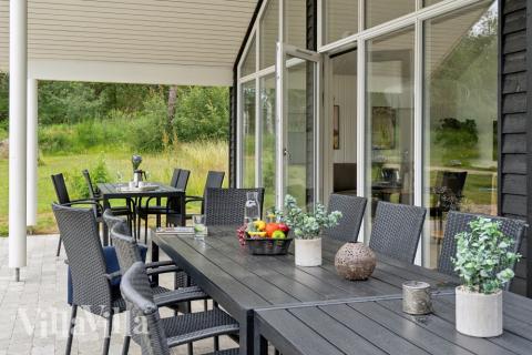 På terrassen i sommarhus nr 509 finns det plats för upp till 16 gäster.