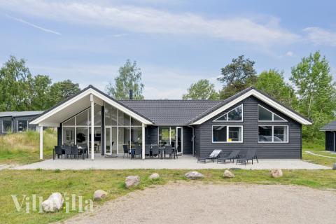 Lyxstuga nr 509 har en härlig terrass med sköna trädgårdsmöbler för 16 personer.