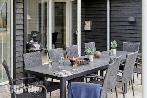 Njut av en grillkväll på terrassen i lyxstuga nr 509 i Lolland/Falster/Møn