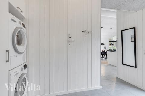 Den rymliga entrén i lyxstuga nr 502 i Lolland/Falster/Møn