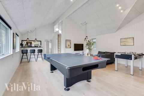 Lyxstuga 502 för 18 personer har ett stort aktivitetsrum med bl.a. biljard och dart