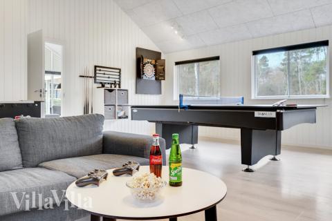 Förutom de många timmar som du kan tillbringa i stugans poolavdelning erbjuder lyxstuga 502 även biljard, bordtennis och dart