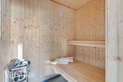 Njut av bastuvärmen i lyxstuga nr 502 för 18 personer