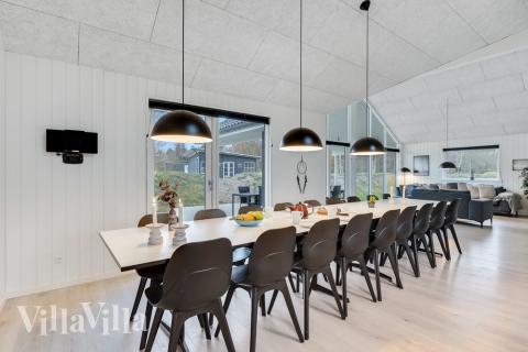 Vardagsrummet i lyxstuga nr. 502 har plats för 18 personer.