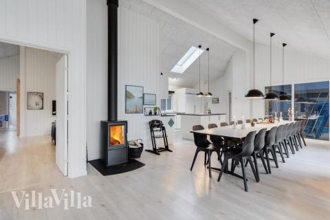 Det stora ljusa vardagsrummet i lyxstuga nr 502 för 18.