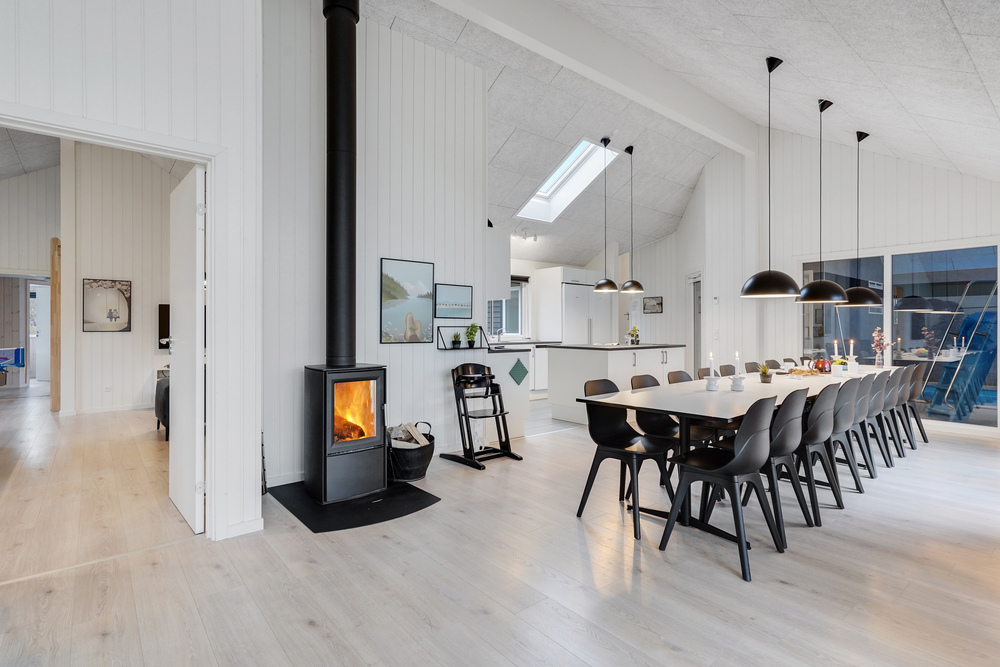 Det stora ljusa vardagsrummet i lyxstuga nr 502 för 18.