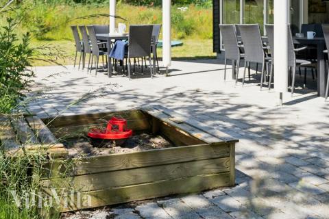 Till den trevliga sommarstugan nr 502 i Lolland/Falster/Møn erbjuds en mängd utomhusaktiviteter, t.ex. lektorn och gungor