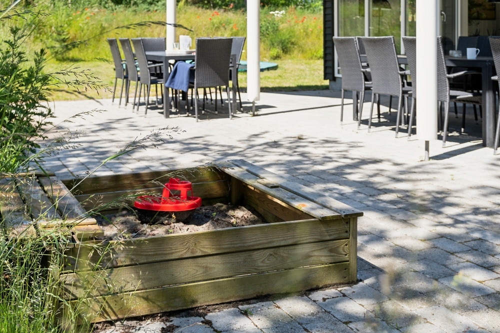 Till den trevliga sommarstugan nr 502 i Lolland/Falster/Møn erbjuds en mängd utomhusaktiviteter, t.ex. lektorn och gungor