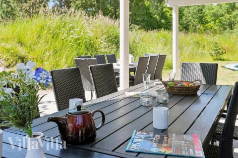 På terrassen i sommarhus nr 502 finns det plats för upp till 18 gäster.