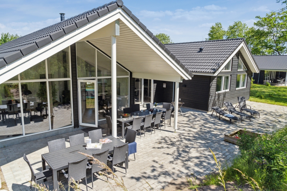 Den praktfulla poolstugan nr 502 med plats för 18 personer ligger i Lolland/Falster/Møn