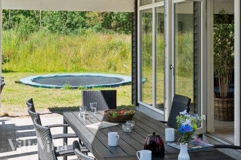 Njut av en grillkväll på terrassen i lyxstuga nr 502 i Lolland/Falster/Møn