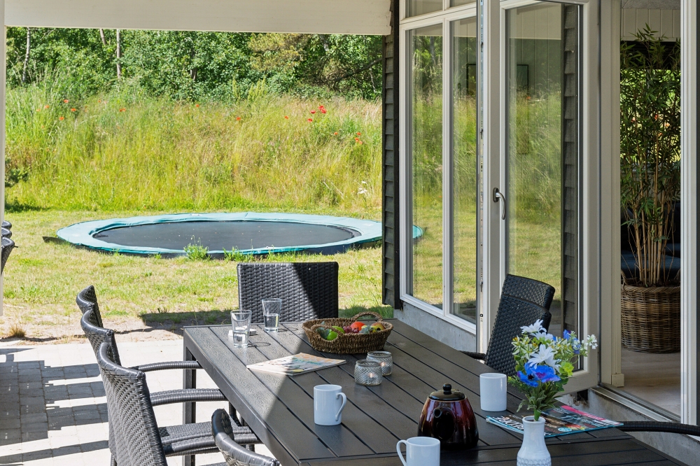 Njut av en grillkväll på terrassen i lyxstuga nr 502 i Lolland/Falster/Møn