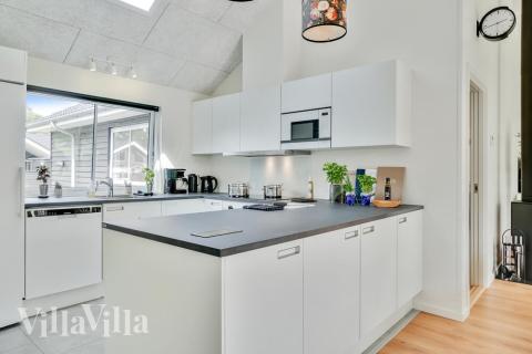 Köket i lyxstuga nr 515 är utrustat så att ni kan laga mat till 14 personer.