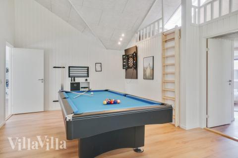 Förutom de många timmar som du kan tillbringa i stugans poolavdelning erbjuder lyxstuga 515 även biljard, bordtennis och dart