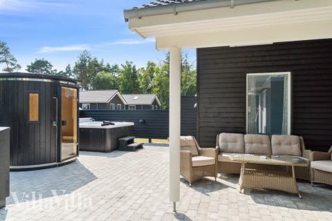 Till den trevliga sommarstugan nr 515 i Lolland/Falster/Møn erbjuds en mängd utomhusaktiviteter, t.ex. lektorn och gungor