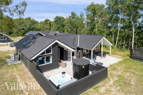 Den praktfulla poolstugan nr 515 med plats för 14 personer ligger i Lolland/Falster/Møn