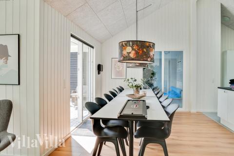 Det stora ljusa vardagsrummet i lyxstuga nr 515 för 14.